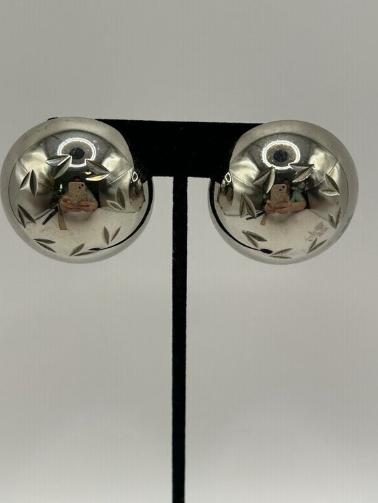 Unbranded Jewelry - Vintage Silver Tone Dome Clip On Earrings Etched Leaf Mirror Finish Modernist
